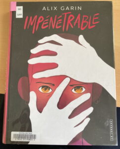 Couverture de la BD Impénétrable de Alix GArin, un visage de femme rouge est caché par deux mains blanche sur son front et sa bouche. Dans les pupilles de ses yeux brulent deux flammes